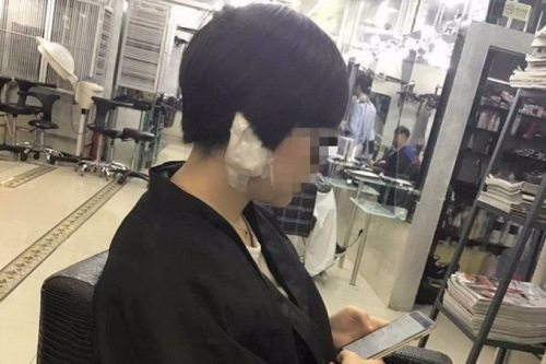 揮刀削耳？深圳女剪髮耳垂消失店員「這很正常」