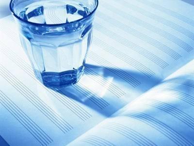 喝水少、水质差最易引发结石。
