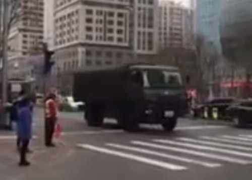 遼寧瀋陽網友近日拍到有軍車在當地大街經過