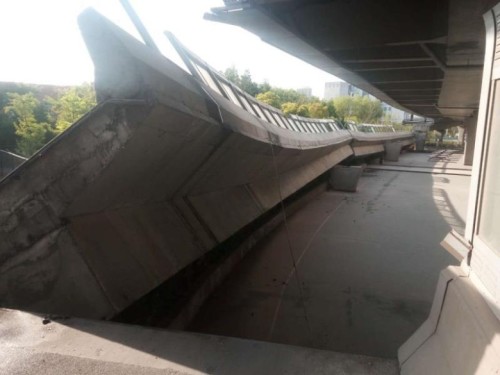 浙江天橋突然斷裂倒塌。