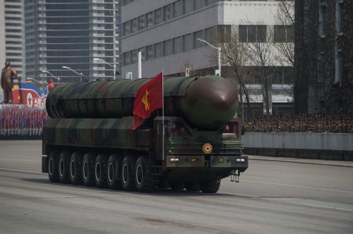 2017年4月15日，一枚不知名的朝鲜火箭在朝鲜前领导人金日成逝世105周年的军事游行中展出。（图片来源：Getty Images）