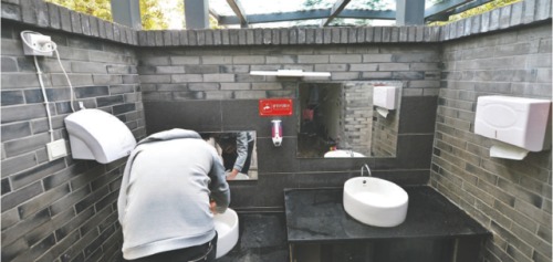 四川成都人民公园近日试行提供免费厕纸服务