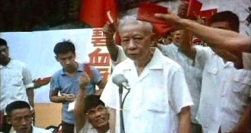 文革期间，前中共国家主席刘少奇被批斗。