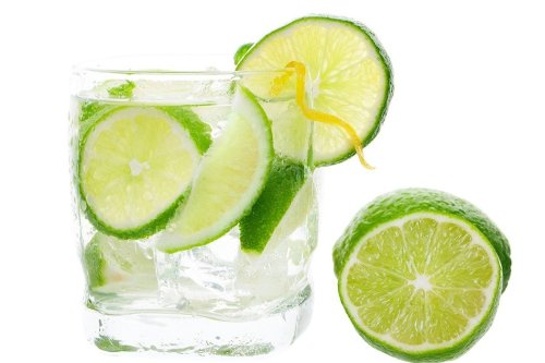 白开水里加点“柠檬”促进排毒。