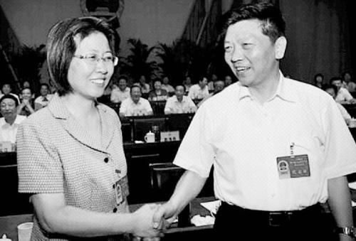 2011年7月，時任河南三門峽市委書記楊樹平曾向新擔任市長的趙海燕表示祝賀。但幾個月後就開始了一場惡鬥。（網路圖片）