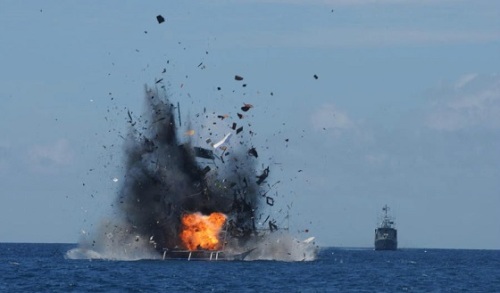 印尼取缔非法捕鱼 炸毁81艘外国船只