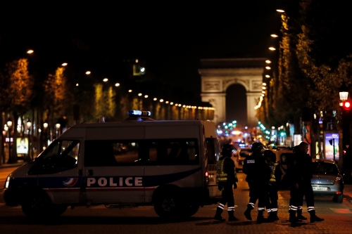2017年4月20日，一名警務人員在巴黎香榭麗舍大街槍殺案中喪生後，巴黎警方阻止行人進入巴黎香榭麗舍大街。（圖片來源：Getty Images）