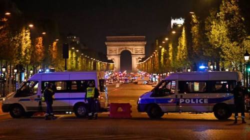 巴黎香榭丽舍大道发生枪击案 巴黎警方已将周围封锁 