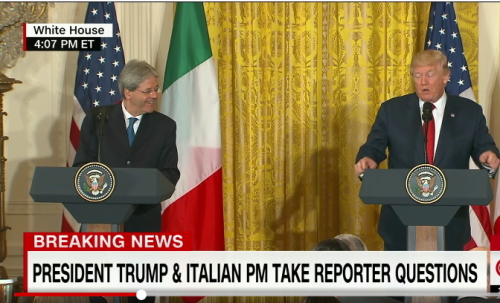 川普（右）與義大利總理羅尼（左）在新聞發布會對槍擊案發表看法 
