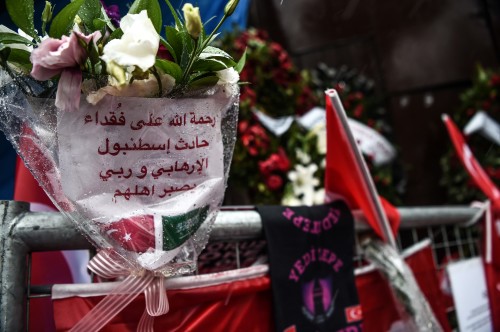 2017年1月5日，鲜花被放置在伊斯坦布尔雷纳夜总会前面，用来纪念四天前，一名枪手在新年前夜杀害了39人。（图片来源：Getty Images）