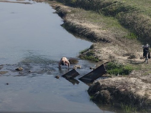 朝鮮農村生活條件非常落後，人民都會到河邊洗澡。