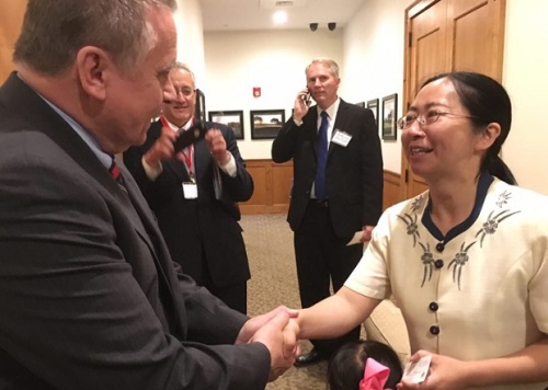 谢阳妻子陈桂秋与美国众议员史密斯会面