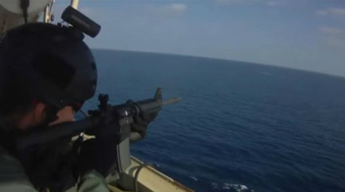 索马里海盗相当猖狂，常传出在公海上、抢劫货轮