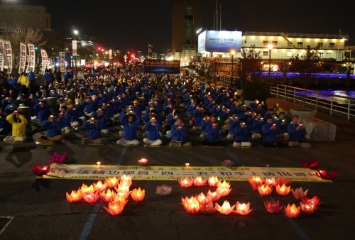 纽约法轮功学员在中共驻美国纽约领事馆前举行烛光悼念活动， 悼念18年来被中共残酷迫害致死的法轮功学员