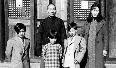 國民黨四川省主席劉文輝、妻子楊蘊光和孩子。