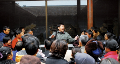刘小飞在刘氏庄园向前来参观的游客揭露共产党对他家族的迫害和谎言。