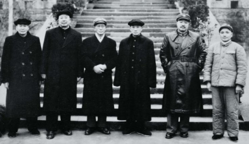 1950年，中共西南軍政委員會領導人合影，左起：劉文輝、王維舟、龍雲、熊克武、賀龍、鄧小平。