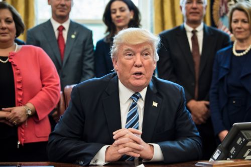 2017年4月27日，美国总统唐纳德・川普在华盛顿特区的白宫椭圆形办公室签署了铝业行业备忘录。（图片来源：Getty Images）
