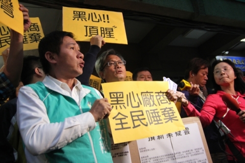 台湾之前爆发顶新黑心油事件，民众不满抗议