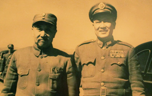 先后两任国防部长阎锡山（左）和白崇禧1947年在太原合影。