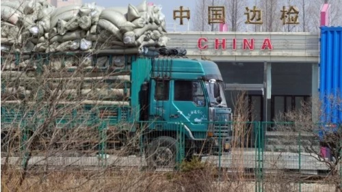 2009年4月7日，滿載貨物的卡車從中國東北遼寧省丹東市跨越中朝友誼橋前往朝鮮邊境城鎮新義州交付貨物。