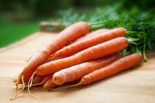 胡萝卜的味道属于甘平，进食能够补脾健胃。