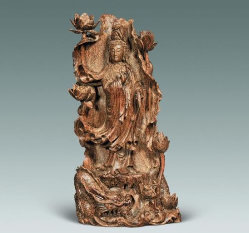 大塊沉香木彫刻而成的佛像