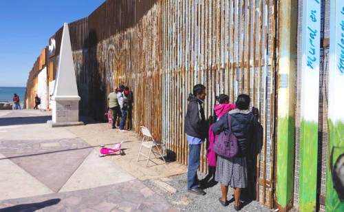 位于墨西哥北部奇瓦瓦州（Chihuahua），和美国边境城市华瑞兹城（Ciudad Juárez）的边境墙，是一道由铁丝构成的长围篱。