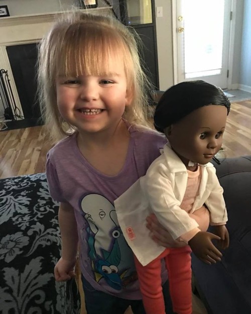 小女孩挑了個“黑皮膚娃娃”