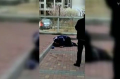 遼中生玩手機父怒扔街頭兒子緊跟跳樓(圖)
