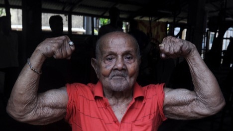 印度健身之父Marnohar Aich百岁时的照片