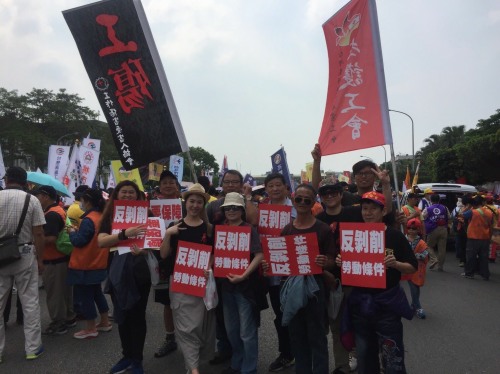 由臺灣各工會、工運團體及社運團體等共同組成的「2017 五一行動聯盟」，今天（5月1日）發起五一勞動節遊行，萬人一起走上街頭，訴求「要年金保障！反勞動剝削！