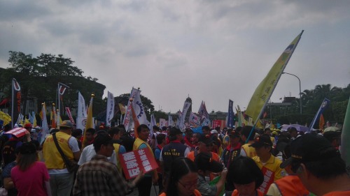 由台湾各工会、工运团体及社运团体等共同组成的“2017 五一行动联盟”，今天（5月1日）发起五一劳动节游行，万人一起走上街头，诉求“要年金保障！反劳动剥削！” 