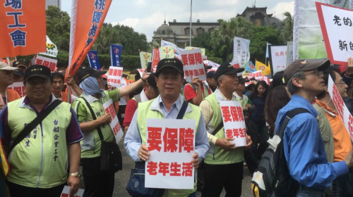 由台湾各工会、工运团体及社运团体等共同组成的“2017 五一行动联盟”，今天（5月1日）发起五一劳动节游行，万人一起走上街头，诉求“要年金保障！反劳动剥削！