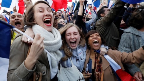 马克龙的支持者们，7日当天开怀大笑地聚集在罗浮宫广场前，盛大庆祝非建制中间派马克宏高票当选法国第五共和以来最年轻的总统。