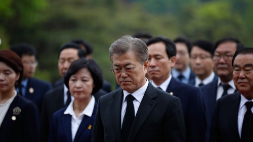 2017年5月10日：韩国新任总统文在寅参观首尔的国家公墓