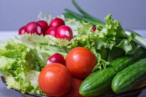 不宜把黄瓜当水果大量生吃导致机体营养不良