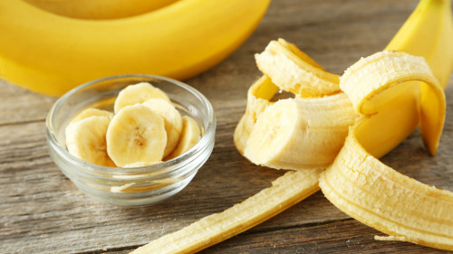 香蕉果肉香蕉皮都是的宝贝，香蕉皮的用处甚至比果肉还多。