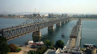 鴨綠江上的中朝友誼橋，是連接新義州及遼寧丹東市。