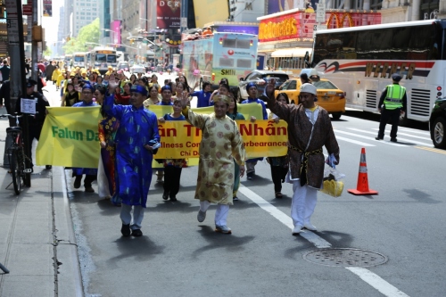 57国逾万名个族裔法轮功学员纽约大游行