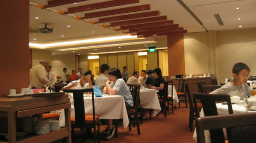 中餐馆雇无证工人房产和60万现金面临充公