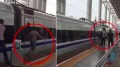 【5.17中国速瞄】江苏男被夹手指随列车狂奔(组图)