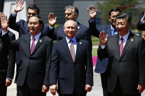 习近平（右）与参与一带一路的越南国家主席陈大光(左)、俄罗斯总统普京（中） 