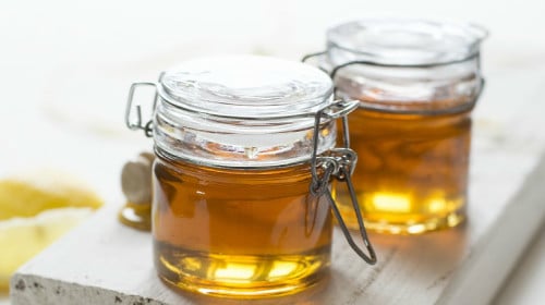 蜂蜜能提高脑力、增加血红蛋白，改善心肌功能。