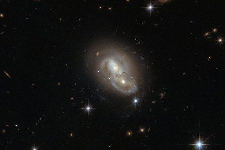 哈勃望遠鏡觀測到令人震撼的星系撞擊