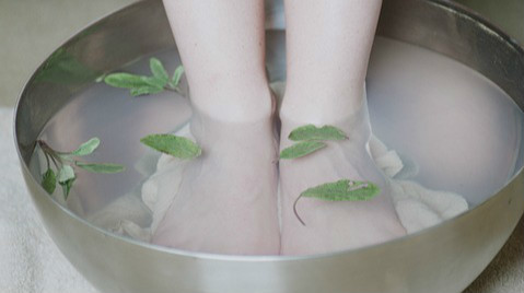 巧用泡脚水，对祛除体内的湿气有很大的帮助。
