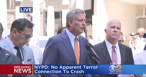 纽约市长白思豪出席新闻发布会。