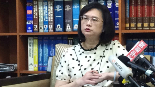 台湾外交部发言人王佩玲2017年5月18日主持记者会（图片来源：VOA) 