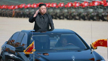金正恩在4月25日检阅朝鲜人民军海军、航空与防空军等炮兵武力。翻摄《劳动新闻》网