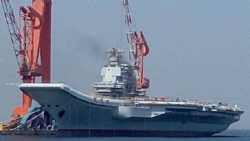 中国首艘国产航空母舰下水不到一个月，便冒出阵阵黑烟